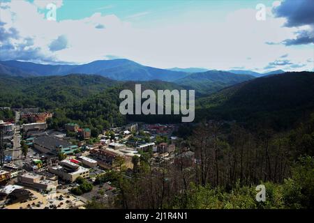Une vue imprenable sur Gatlinburg, Tennessee, prise dans la période froide du printemps Banque D'Images