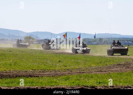 Journées de l'OTAN, Ostrava, République tchèque. 22nd septembre 2019 : les forces armées de l'OTAN se trouvent devant les drapeaux internationaux. Chars d'assaut sur le champ de bataille. T72 Banque D'Images