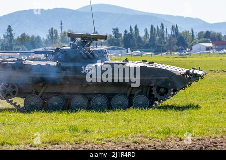 Journées de l'OTAN, Ostrava, République tchèque. 22nd septembre 2019 : les forces armées de l'OTAN se trouvent devant les drapeaux internationaux. Chars d'assaut sur le champ de bataille. T72 Banque D'Images