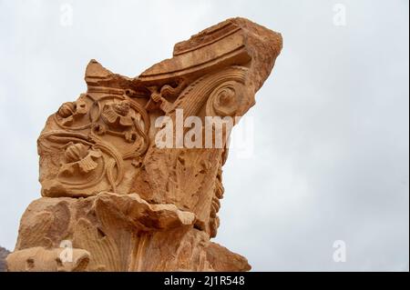 Partie des nombreuses colonnes romaines qui ont été construites à Petra Jordan Banque D'Images