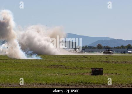 Journées de l'OTAN, Ostrava, République tchèque. 22nd septembre 2019 : chars des forces armées de l'OTAN qui combattent et tissent des canons sur le champ de bataille. T72, BMP ET TR85 Banque D'Images