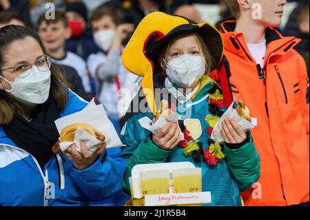 Sinsheim, Allemagne. 26th mars 2022. Fan avec Bratwurst, Currywurst dans le match amical ALLEMAGNE - ISRAËL 2-0 préparation pour les Championnats du monde 2022 au Qatar, saison 2021/2022, le 26 mars 2022 à Sinsheim, Allemagne. © Peter Schatz / Alamy Live News crédit: Peter Schatz/Alamy Live News Banque D'Images