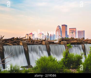 Une vue lointaine de la ville de Louisville depuis les chutes de l'Ohio dans le Kentucky, aux États-Unis Banque D'Images