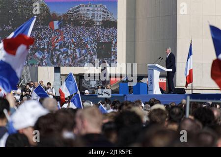 Paris, France. 27th mars 2022. Philippe de Villiers parle lors de la grande rencontre du candidat d'extrême-droite Éric Zemmour, place du Trocadéro. Banque D'Images