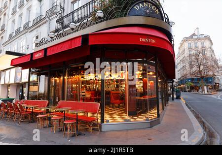 Le café français traditionnel Danton en début de matinée. Il est situé dans le quartier Saint-allemand de Paris. Banque D'Images