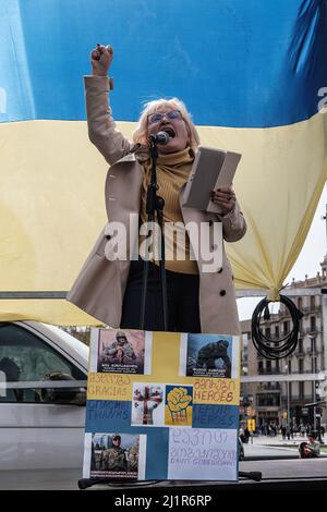 Barcelone, Espagne. 27th mars 2022. Un manifestant fait un geste alors qu'elle prononce un discours lors de la manifestation contre l'invasion russe de l'Ukraine sur la Plaza de Catalunya. (Photo de Ricard Novella/SOPA Images/Sipa USA) crédit: SIPA USA/Alay Live News Banque D'Images