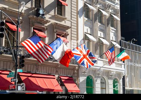 Les drapeaux nationaux flottent à la façade du magasin Cartier de New York Banque D'Images