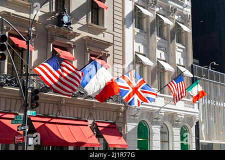 Les drapeaux nationaux flottent à la façade du magasin Cartier de New York Banque D'Images