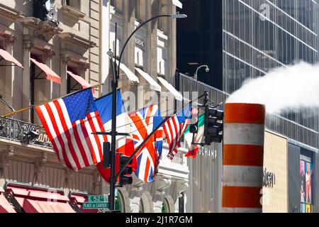 Les drapeaux nationaux flottent à la façade du magasin Cartier de New York Banque D'Images