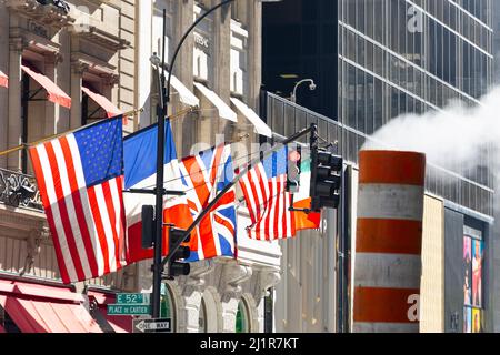 Les drapeaux nationaux flottent à la façade du magasin Cartier de New York Banque D'Images