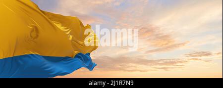 Drapeau d'Opole Voivodeship, wojewodztwo opolskie , Pologne à ciel nuageux sur fond au coucher du soleil, vue panoramique. Voyage polonais et patriote concept. Copie s Banque D'Images