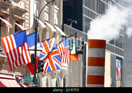 Les drapeaux nationaux flottent à la façade du magasin Cartier de New York Banque D'Images