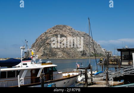 Morro Bay Rock par un jour de brume Banque D'Images