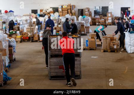 Non exclusif: UZHHOROD, UKRAINE - 24 MARS 2022 - les volontaires de la Fondation de la Charité de la famille du Christ trient et rechargent l'aide humanitaire envoyée Banque D'Images