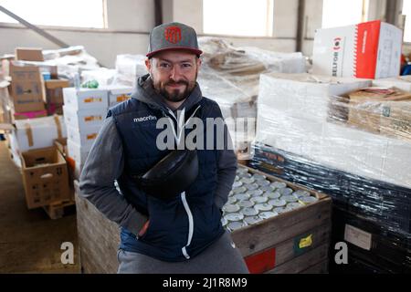 Non exclusif: UZHHOROD, UKRAINE - 24 MARS 2022 - Directeur de la Fondation de la Charité de la famille du Christ Rudolf Blazhynets est photographié comme son organisat Banque D'Images