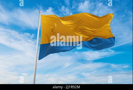 Drapeau d'Opole Voivodeship, wojewodztwo opolskie , Pologne à ciel nuageux sur fond au coucher du soleil, vue panoramique. Voyage polonais et patriote concept. Copie s Banque D'Images