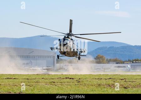 Journées de l'OTAN, Ostrava, République tchèque. 22nd septembre 2019 : des soldats des forces spéciales tchèques et roumains débarque dans l'hélicoptère Mil mi-171 de l'armée de l'air tchèque Banque D'Images