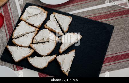 pain et fromage à la crème sur la table. vue sur le dessus. Pain fait maison Banque D'Images