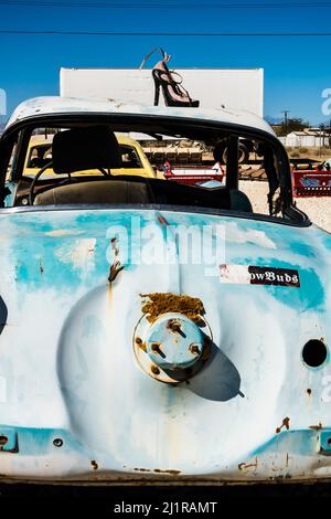 Junked Nash Metropolitan fait partie d'une installation d'art appelée « Drive-in Bombay Beach ». Installation artistique par Stefan Ashkenazy, Sean Dale Taylor, an Banque D'Images