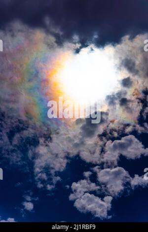 L'iridescence du nuage apparaît au-dessus de Lower Manhattan NYC Banque D'Images