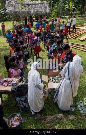 Mère Teresa sœurs offrant des fournitures à la tribu autochtone au Costa Rica Banque D'Images