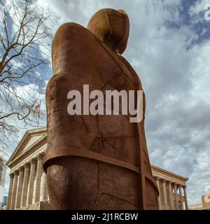 Le Iron Man est une statue d'Antony Gormley, vue ici en face de l'hôtel de ville de Birmingham. Banque D'Images