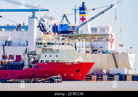 Le navire d'approvisionnement offshore Global Orion est amarré le long du navire-hôpital USNS Comfort Navy au chantier naval d'Alabama, le 25 mars 2022, à Mobile, Alabam Banque D'Images