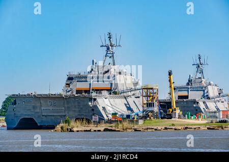 Des navires de combat littoraux sont amarrés à l’usine de fabrication de navires d’Austal USA, sur la rivière Mobile, le 10 mars 2022, à Mobile, Alabama. Banque D'Images