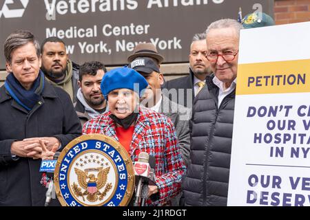 NEW YORK, NEW YORK - 27 MARS : la députée américaine Carolyn Maloney prend la parole lors d'une conférence de presse à l'extérieur des centres médicaux va de Manhattan le 27 mars 2022 à New York. Debout avec les anciens combattants, les défenseurs des anciens combattants et d'autres, le sénateur américain Charles Schumer, a dévoilé aujourd'hui son plan pour maintenir les centres médicaux de New York va ouverts et prendre soin des vétérinaires. Crédit : Ron Adar/Alay Live News Banque D'Images