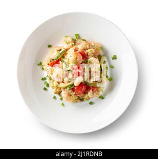 assiette de risotto avec courgettes et crevettes isolées sur fond blanc, vue du dessus Banque D'Images