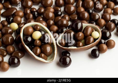 Chocolats boule foncé et brun en coquille d'oeuf de chocolat sur la surface blanche avec espace de copie.Pâques ou n'importe quel concept de célébration Banque D'Images