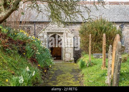 La porte de l'église paroissiale de Saint Genesius à St Gennys, Cornouailles, Angleterre, Royaume-Uni Banque D'Images