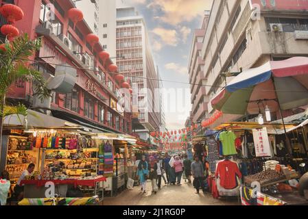 Kuala Lumpur, Malaisie - 14 mars 2016 : panorama du marché haut en couleur dans le quartier de Chinatown sur Petaling Street Banque D'Images