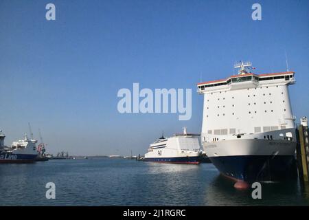 P&O ferries fierté de Hull et fierté de Rotterdam amarrés ensemble à Europoort, pays-Bas Banque D'Images