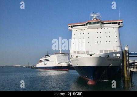 P&O ferries fierté de Hull et fierté de Rotterdam amarrés ensemble à Europoort, pays-Bas Banque D'Images