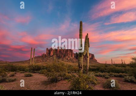 Les montagnes Superstition dans le parc national Lost Dutchman au coucher du soleil dans le désert de l'Arizona Banque D'Images