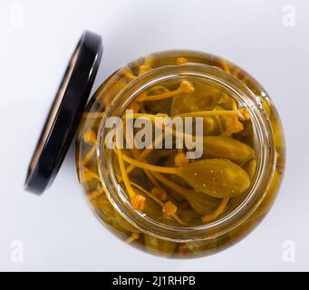 Végétarien de câpres en conserve dans un pot en verre Banque D'Images