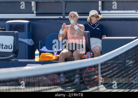 Miami Gardens, Floride, États-Unis. 27th mars 2022. Lauren Davis (USA) contre Petra Kvitova (CZE) lors du tournoi mondial de tennis à l'Open de Miami 2022 sous Itau. Note : 5-7, 1-6. Vainqueur: Petra Kvitova (CZE). Credit: Yaroslav Sabitov/YES Market Media/Alay Live News. Banque D'Images