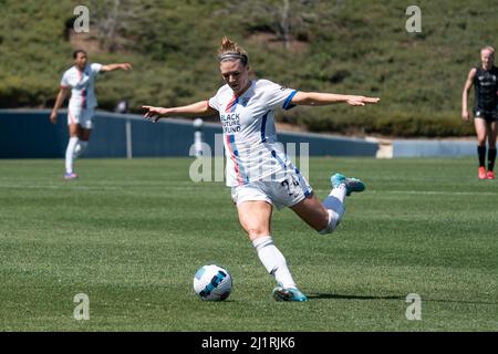 OL Reign avance Veronica Latsko (24) lors d'un match de la NWSL contre l'Angel City FC, le samedi 26 mars 2022, au Titan Stadium, à Fullerton, en Californie. Banque D'Images