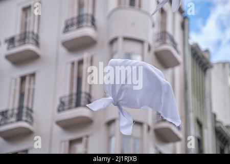 Buenos Aires, Argentine; 24 mars 2022: Mouchoir blanc, symbole des mères de la Plaza de Mayo, flottant dans les airs pendant une marche commémorative. Banque D'Images