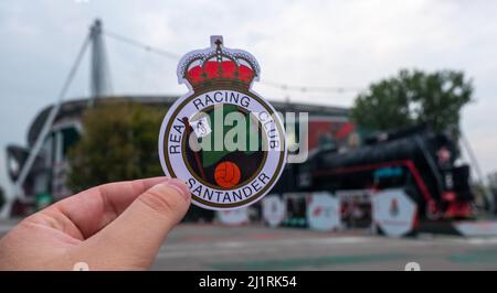 30 août 2021, Santander, Espagne.L'emblème du club de football Racing de Santander sur fond de stade moderne. Banque D'Images