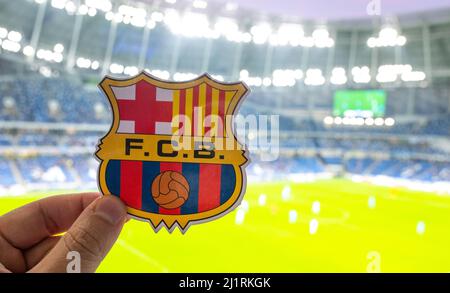 12 septembre 2021, Barcelone, Espagne.L'emblème du club de football du FC Barcelone sur le fond d'un stade moderne. Banque D'Images