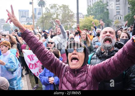 Buenos Aires, Argentine; 24 2022 mars : Journée nationale de commémoration de la vérité et de la justice, Plaza de Mayo, foule levant les armes, criant en mémoire Banque D'Images