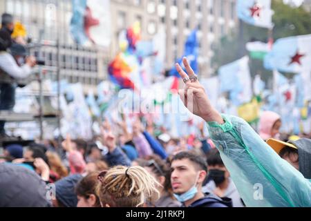 Buenos Aires, Argentine; 24 mars 2022: Journée nationale du souvenir de la vérité et de la justice, foule sur la Plaza de Mayo; les gens élèvent leurs armes, faisant un Banque D'Images