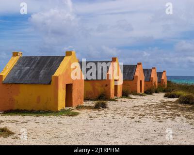 Plusieurs hutte d'esclaves rouges historiques Sin Bonaire, Caraïbes Banque D'Images