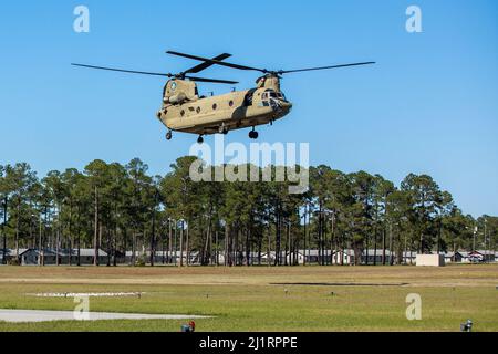 Un hélicoptère Chinook CH-47 de la Garde nationale de l'armée de Géorgie, du Commandement de la troupe d'aviation 78th basé à Marietta, de la Garde nationale de l'armée de Géorgie, transporte des concurrents à la compétition du meilleur guerrier de la Garde nationale de Géorgie 2022 à fort Stewart, en Géorgie, le 20 mars 2022. La compétition du meilleur guerrier teste la préparation et l’adaptation de nos forces, préparant nos gardes de Géorgie à relever les défis imprévisibles d’aujourd’hui. (É.-U. Photo de l'armée par le Sgt. 1st classe R.J. Lannom Jr.) Banque D'Images