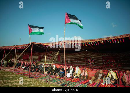 Gaza, Palestine. 27th mars 2022. Les Palestiniens participent à la course à cheval et à chameau lors d'un événement patrimonial marquant la commémoration de la Journée de la Terre palestinienne, qui tombe le 30 mars de chaque année, dans la ville de Deir al-Balah, dans le centre de la bande de Gaza. (Photo de Ramez Habboub/Pacific Press) ?? Crédit : Pacific Press Media production Corp./Alay Live News Banque D'Images