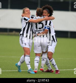 Lisa Boattin de Juventus femmes célébrant avec Valentina Cernoia de Juventus femmes et Sara Gama de Juventus femmes après avoir fait un match de football féminin italien Serie A TimVision entre Juventus FC et FC Internazionale le 27 mars 2022 au centre de formation de Juventus à Vinovo près de Turin, Italie - photo Nderim Kaceli / DPPI Banque D'Images