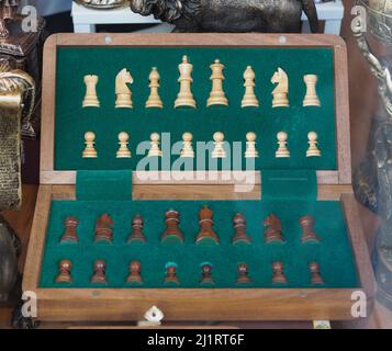 Jeu d'échecs rétro en bois sur une peau de fourrure, vue de dessus de l'échiquier. Banque D'Images