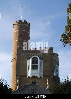 Luttrell's Tower, une folie de briques de 3 étages à Calshot Beach, New Forest, Hampshire, Angleterre Royaume-Uni Banque D'Images